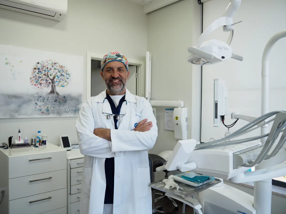 Dr. Emmanuel Silva no consultório da Destacar Imagem