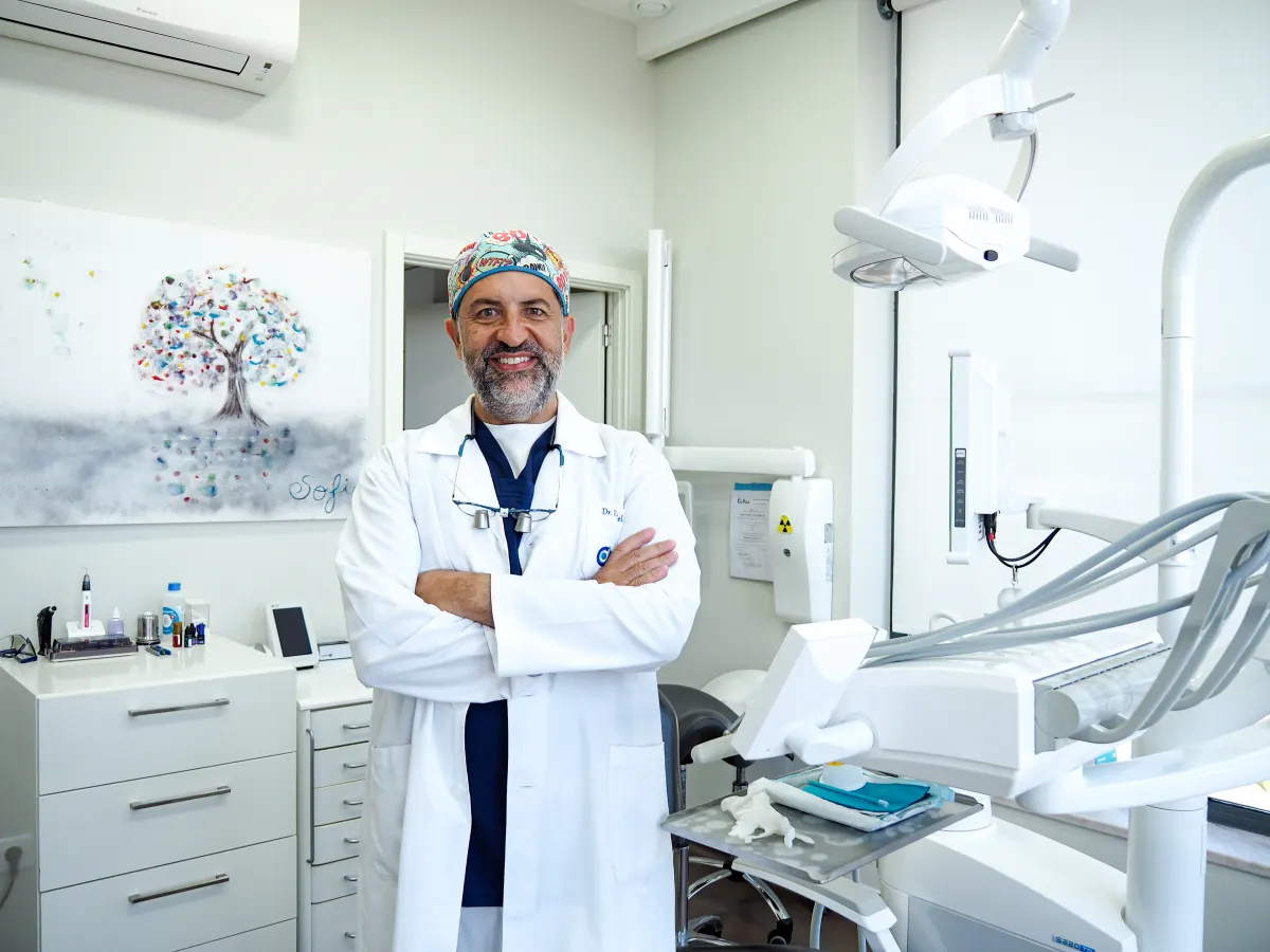 Dr. Emmanuel Silva no consultório da Destacar Imagem