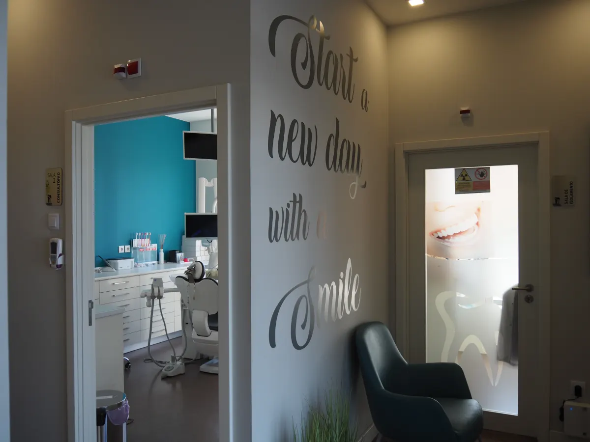 Interior da clínica — «Start a new day with a smile»