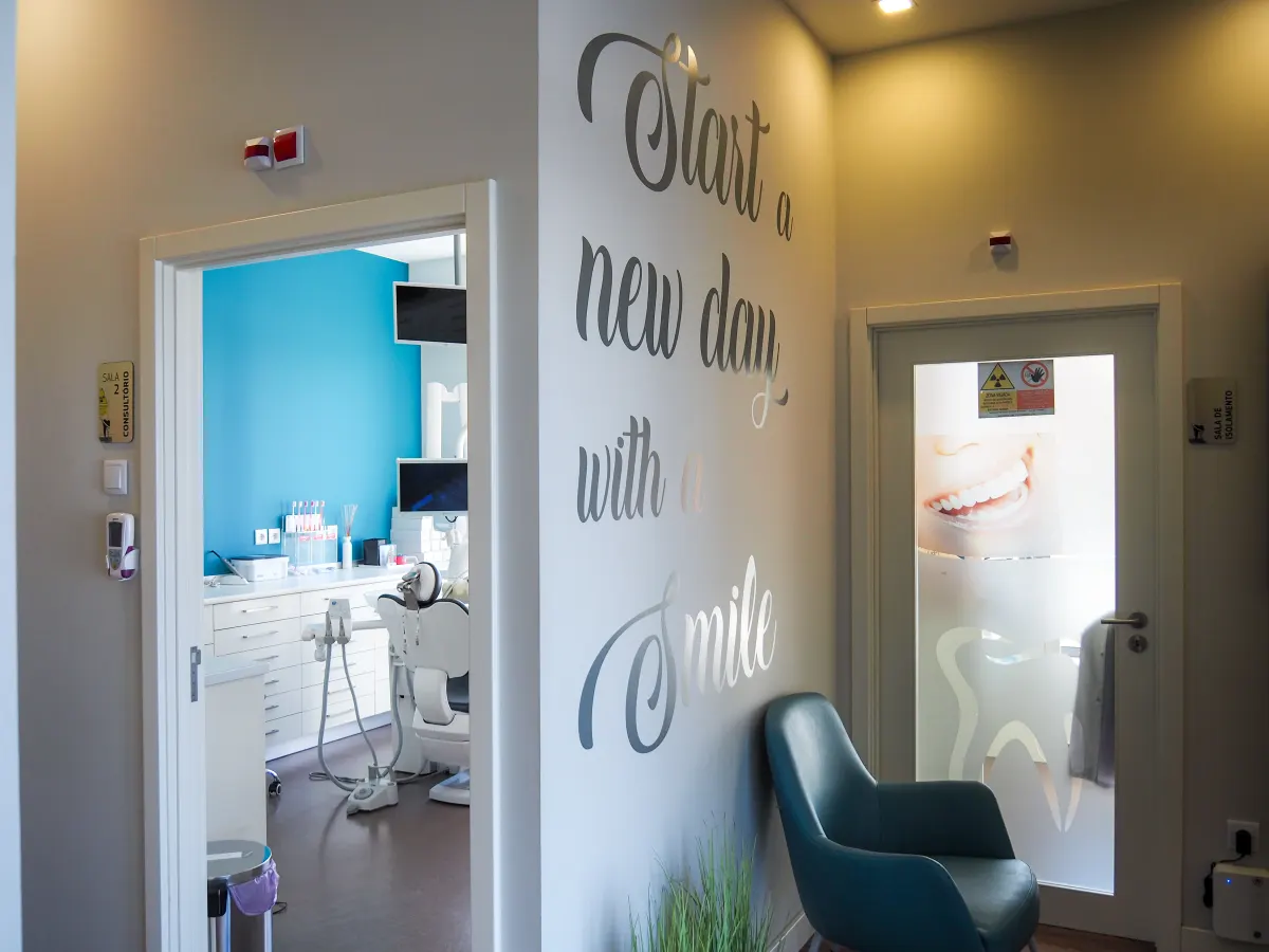Interior da clínica — «Start a new day with a smile»