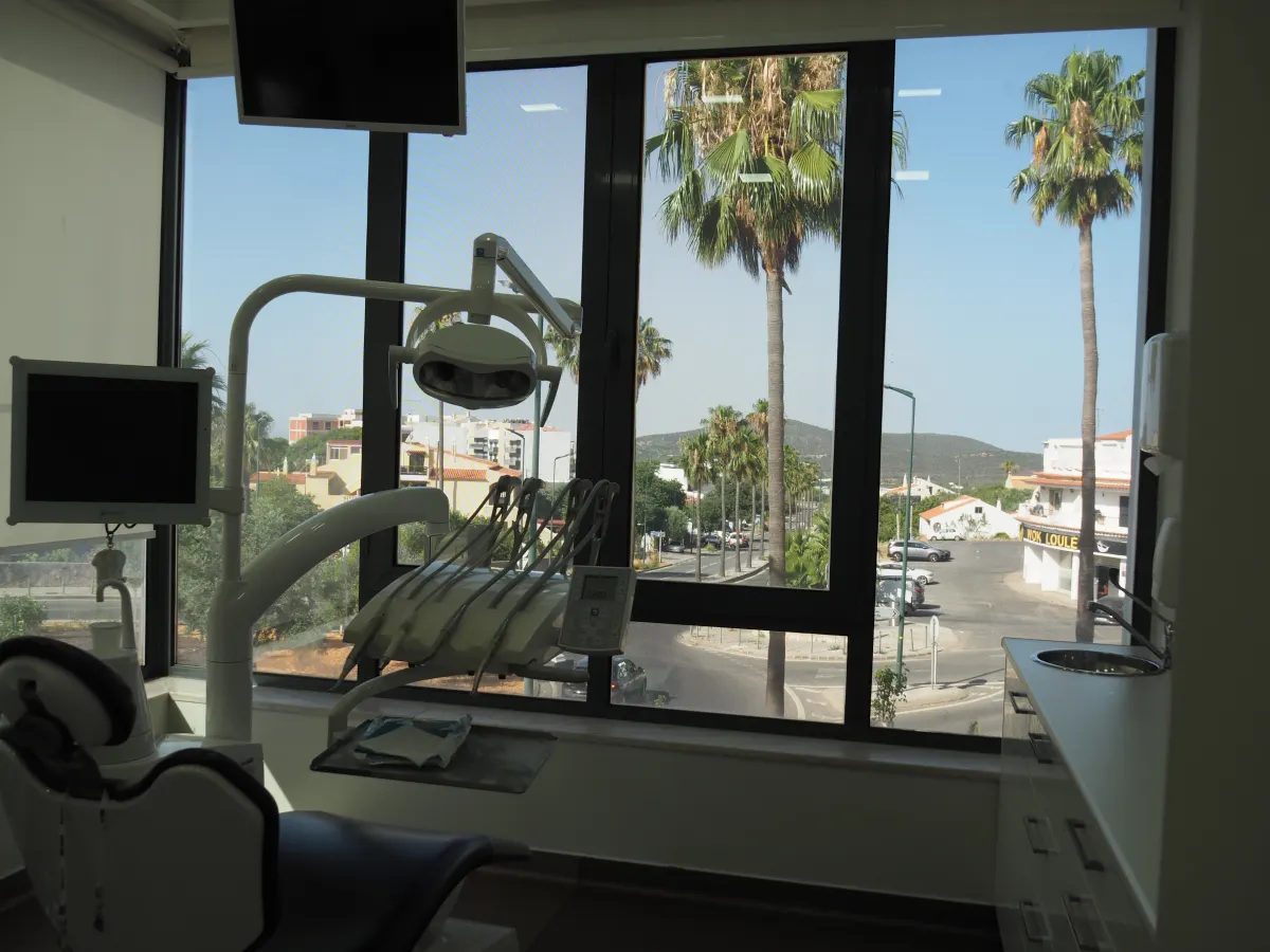 Gabinete de tratamento da Destacar Imagem, com tecnologia e vista sobre a cidade